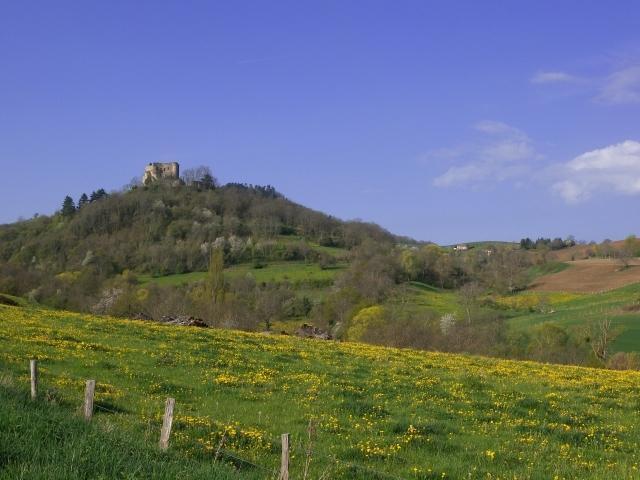 le château de Busséol perché sur sa colline