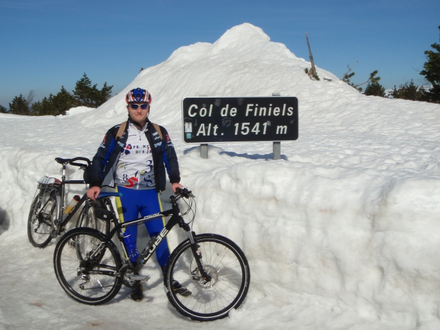 Thierry dans la neige, au sommet du col !