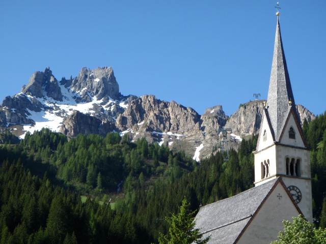 l'église d'Arabba et le massif de la Mesolina