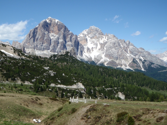 le massif du Tofane, dans la descente du passo Giau