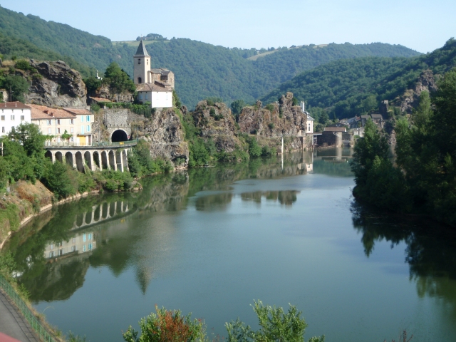 le village d'Ambialet et le méandre du Tarn