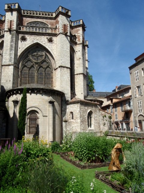le jardin derrière la cathédrale Saint-Etienne