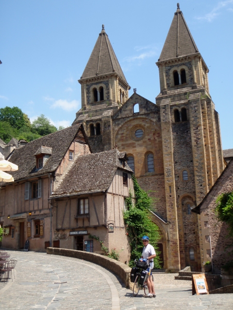 Christian, devant la basilique de Conques