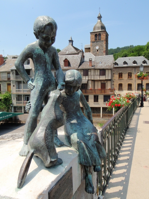 la statue de la marmotte et des Marmots, sur le pont de Saint Géniez d'Olt