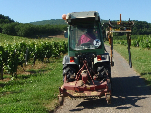 un tracteur dans le vignoble cadurcien