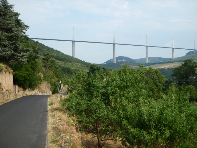 le viaduc de Millau, perché dans les cieux