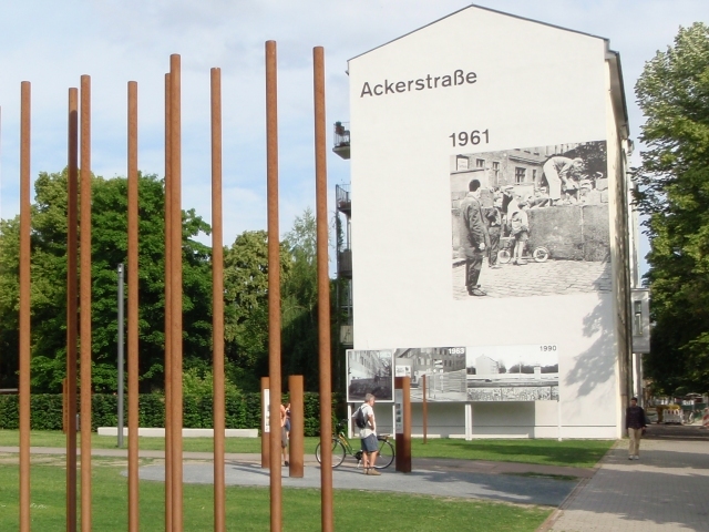 la Bernauerstraße, au carrefour avec l'Ackerstraße