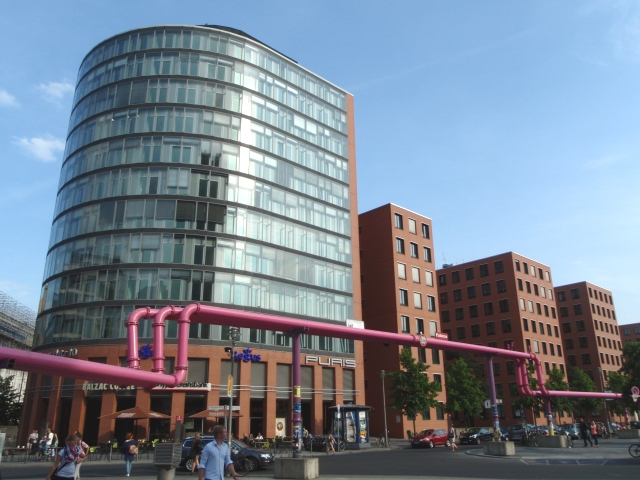 sur la Postdamer Platz, des canalisations aériennes