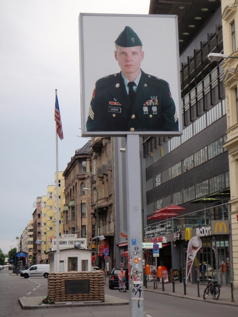 Checkpoint Charlie, entre secteurs ouest et est