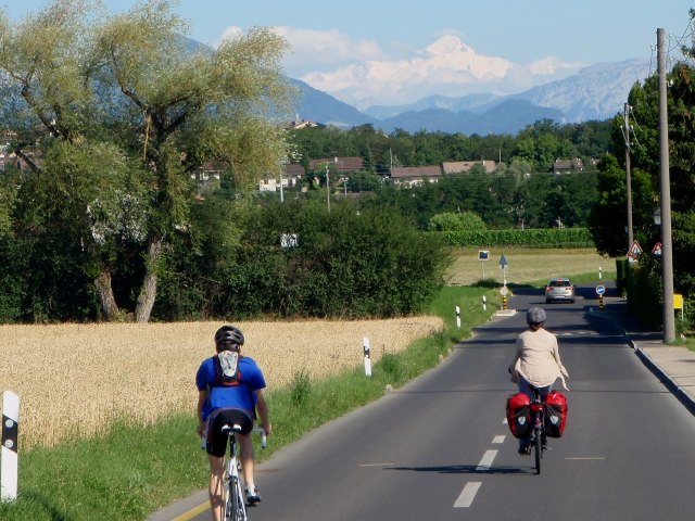 au loin, le plus grand des «4000»,<br>le mont Blanc